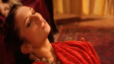 دو نوزاد روی زانو هستند و عمیقا و فیلم سکسی مادروپسر خوب لعنتی می شوند