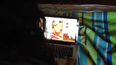 یک سکسی مادروپسر بلوند با اندامی متناسب بدن خود را قبل از ما بررسی می کند
