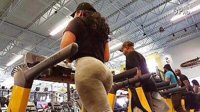 یک خانم بالغ با بچه های تقلبی بزرگ در جمع فیلمهای سکسی مادروپسر سه نفره با بچه ها حضور دارد