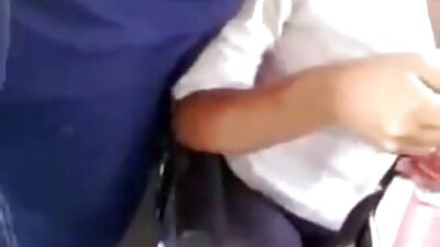 یک شلخته داغ با مردی در سکسی مادروپسر بار برخورد می کند و او را به خانه می آورد