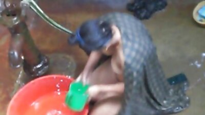 ستاره داستان سکسی مادروپسر پورنو پر زرق و برق روی میز چوبی میخکوب می شود