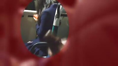 یک سرخ سرخ جلوی گاییدن مادروپسر دوربین برای ما با خاله اش بازی می کند