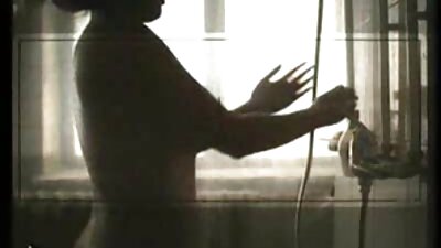 یک دختر موی فیلم سکسی مادروپسر زاغ خروس را با الاغ گرد داغ خود می گیرد