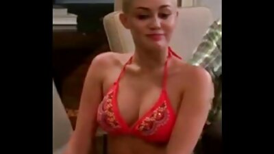 یک زن داغ که الاغ سفتی دارد جلوی آینه در حال لیسیدن است فیلم سکسی مادروپسر