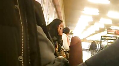 یک نوجوان رنگ پریده با مادروپسر سکسی نوک سینه ها در خروس بزرگ و پایین می لغزد